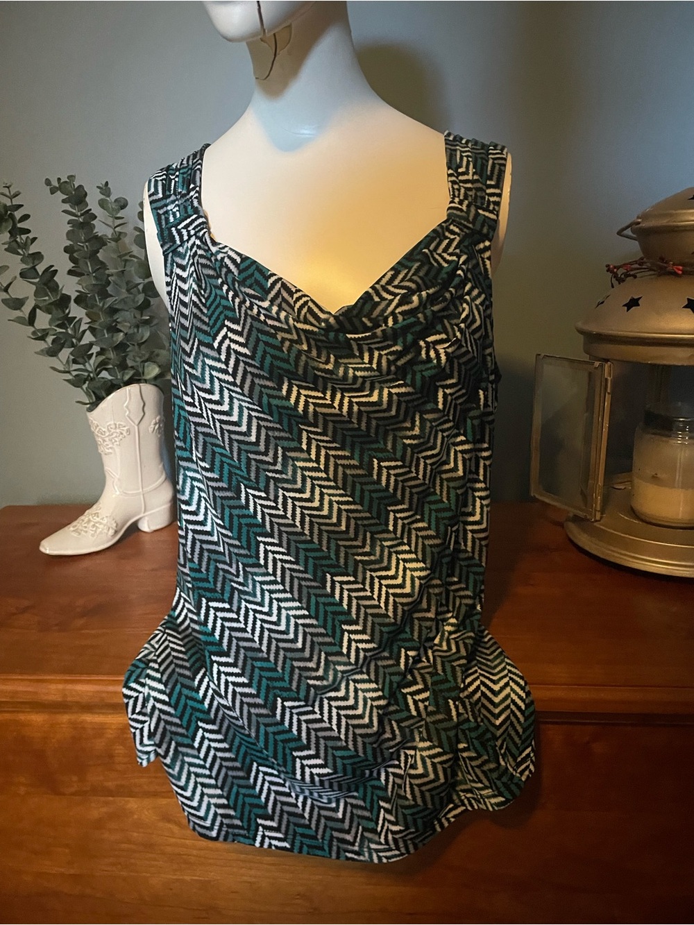 WHITE HOUSE BLACK
MARKET Teal Green & White Chevron Drape Stretch Knit
Top | L